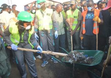 Madam Clar Weah leads by example as she performs garbage cleaning in MonroviaExecutive Mansion Photo