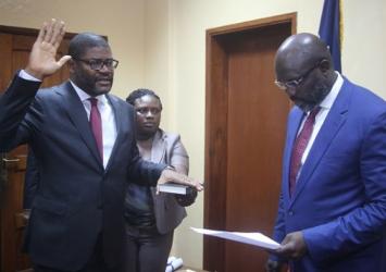 President Weah administers Oath of Office to Foreign Min. FindleyExecutive Mansion Photo