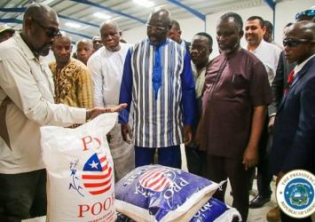 President Weah and officials looking at the quality of the Pro-Poor RiceExecutive Mansion Photo