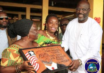 President Weah received appreciation plague from Marketers at the newly dedicated King Gray MarketEXECUTIVE MANSION