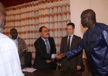 President Weah shakes hand with UNOPS Country Manager Mr. Fayyaz Ahmad Faiz RasulExecutive Mansion Photo